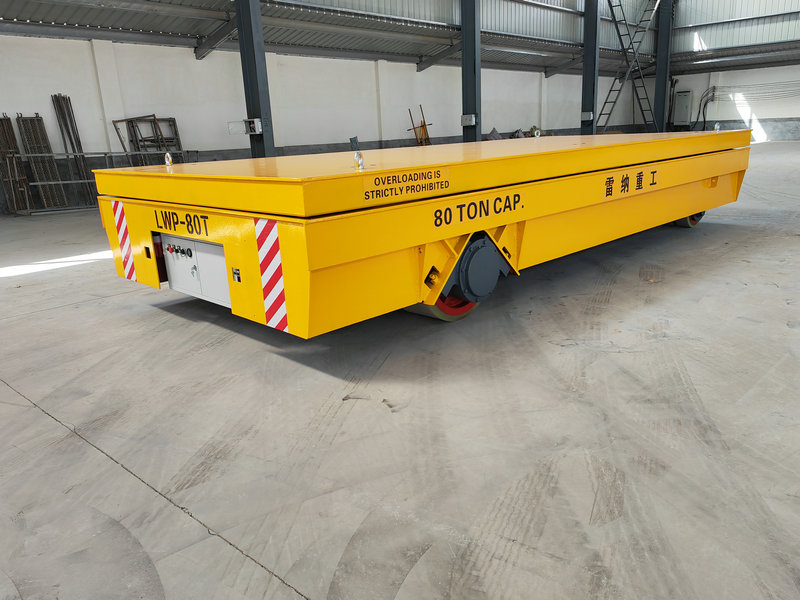 Heavy duty 80 ton trackless cart with integrated hydraulic platform lift